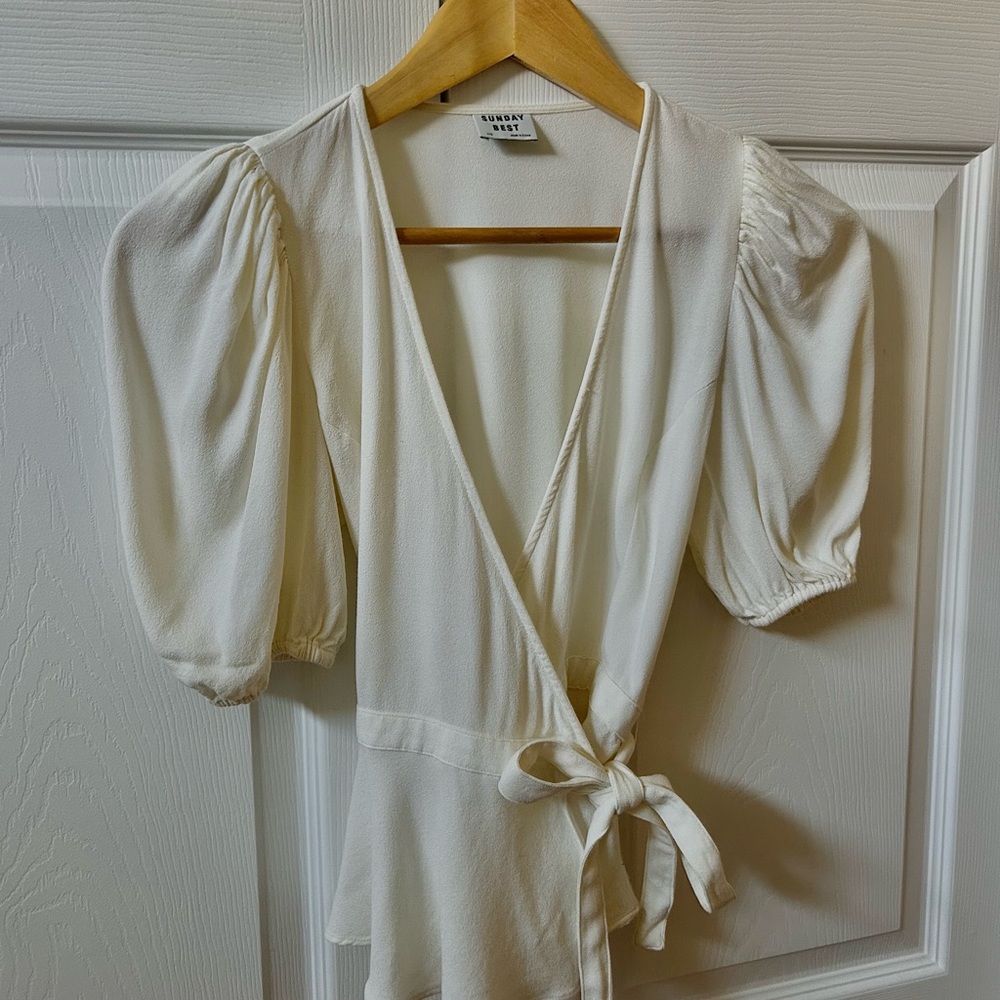 Sun-deh (Sunday Best) Aritzia Puff sleeves wrap top